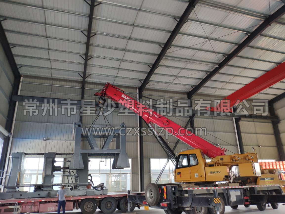 工作人員合作無間，正在進行吹塑機卸車工作。