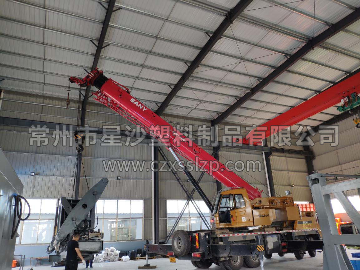 工作人員合作無間，正在進行吹塑機卸車工作3