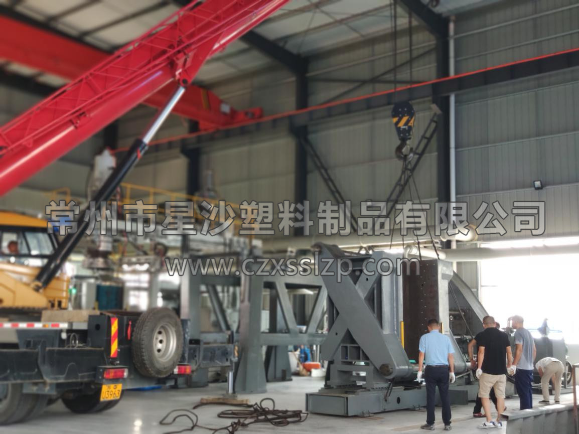 工作人員合作無間，正在進行吹塑機卸車工作4