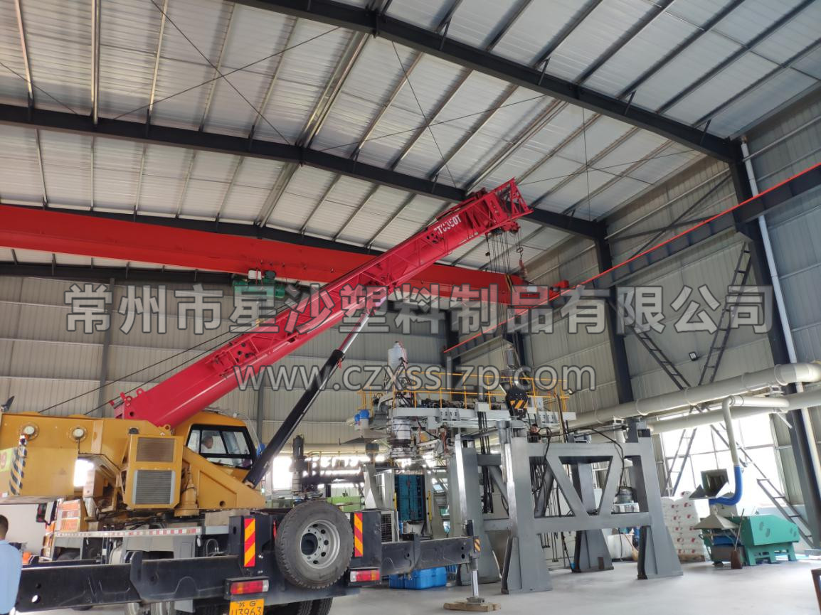 工作人員合作無間，正在進行吹塑機卸車工作2