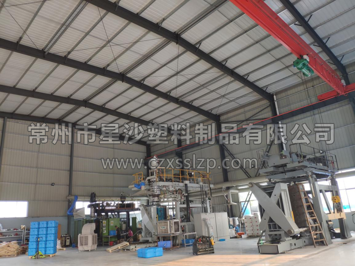 工作人員合作無間，正在進行吹塑機卸車工作6