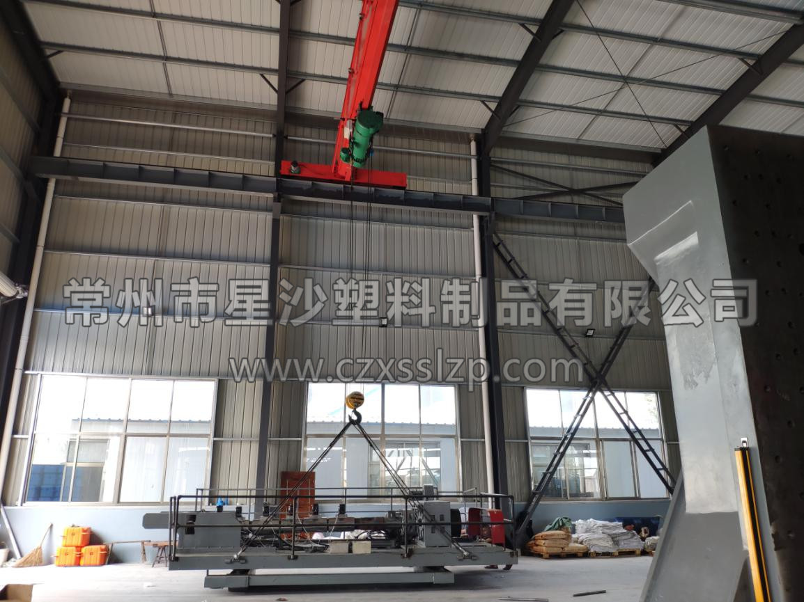 工作人員合作無間，正在進行吹塑機卸車工作5